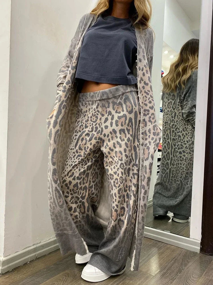 Stylish Women's Set with Leopard Print and Long Fit